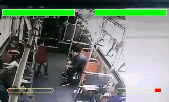 在公交车上熊孩子踢男子被暴揍gif